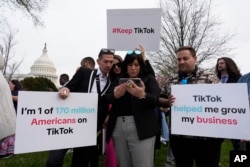 2024年3月13日，在美国众议院通过了有关TikTok的法案后，TikTok的粉丝在国会山前集会。（美联社）