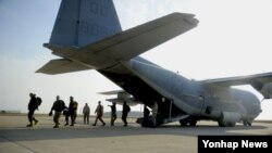 25일부터 다음 달 8일까지 군산기지에서 실시되는 맥스선더(Max Thunder) 훈련을 위해 지난 24일 미 해병대원들이 군산기지에 내리고 있다.