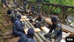 Les militaires Cameroun sur un pont, en direction de Wum, en zone anglophone, le 6 décembre 2018. (VOA/Ministère de la défense)