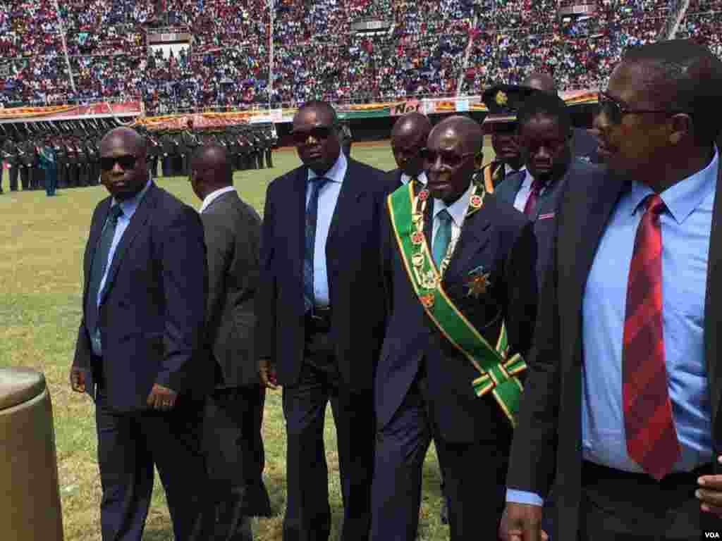 Shugaba Robert Mugabe a cikin mota a lokacin da yake halartar bikin cika shekaru 37 da samun &#39;yancin kan kasar Zimbabwe