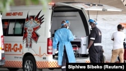 ARCHIVES - Une ambulance à l'hôpital universitaire Steve Biko à Pretoria, en Afrique du Sud, le 11 janvier 2021. 
