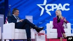 از راست به چپ،‌ پم بوندی،‌ لوی سارنوال ایالات متحده، و تد کروز، سناتور از حزب جمهوریخواه