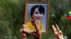 Seseorang memegang foto pemimpin Aung San Suu Kyi saat warga Myanmar memprotes kudeta militer, 22 Februari 2021. (Foto: REUTERS/Soe Zeya Tun)