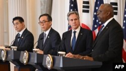 Američki zvaničnici Antony Blinken i Lloyd Austin sa predstavnicima Japana i Južne Koreje (AFP/SAUL LOEB)