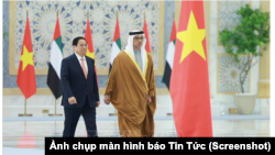 Thủ tướng Phạm Minh Chính được phó Tổng thống UAE Mansour Bin Zayed Al Nahyan đón tại phủ Tổng thống hôm 10/28
