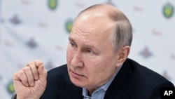 Presiden Rusia Vladimir Putin berbicara dalam pertemuan dengan para petugas di rumah sakit tentara di Moskow, 1 Januari 2024. 