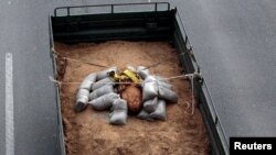 គ្រាប់​បែក​សល់​ពី​សង្គ្រាុម​លោក​កើ​ទី​២​ មាន​ទម្ងន់​២៥០​គីឡូក្រាមដែលត្រូវ​បាន​រក​ឃើញ​នៅ​ជិត​ស្ថានីយ៍​ប្រេង ត្រូវ​បាន​ដឹក​ចេញក្រោយ​ពេល​អាជ្ញាធរ​បាន​គាស់​ចេញ​កាល​ពី​ថ្ងៃ​សុក្រ ក្នុងទីក្រុង​ Thessaloniki ប្រទេស​ក្រិក។