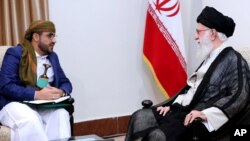 علی خامنه‌ای، رهبر ایران و محمد عبدالسلام،‌ سخنگوی گروه حوثی‌ها