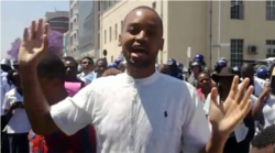 Tapiwa Mungofa from the Zimbabwe Hospital Doctors Association speaks to his fellow workmates after delivering a petition to the government in Harare, Sept. 16, 2019. (C. Mavhunga/VOA)