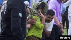 Para petugas keamanan mengelilingi Rimsha Masih, (tengah, berkerudung hijau), gadis pemeluk agama Kristen yang dituduh melakukan penghinaan terhadap agama Islam sesaat setelah dibebaskan dari penjara Adyala di Rawalpindi (Foto: dok). Rimsha Masih dibebaskan dari tuduhan ini, Selasa (20/11).