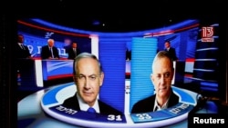 Hasil exit poll dipaparkan di layar di markas Biru dan Putih milik Benny Gantz menyusul pemilu legislatif di Israel, di Tel Aviv, Israel, 17 September 2019. 