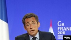 Presiden Perancis, Nicolas Sarkozy saat melakukan konferensi pers di kota Deauville (26/5).