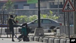 មន្ត្រីប៉ូលិសនីហ្សេរីយ៉ាចាប់ខ្លួនបាតុករម្នាក់ នៅក្បែរច្រកទ្វារ Lekki toll ក្នុងទីក្រុង Lagos ប្រទេសនីហ្សេរីយ៉ា ថ្ងៃទី២១ ខែតុលា ឆ្នាំ២០២០។