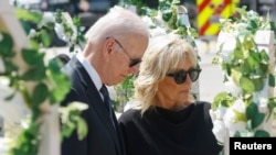 Presiden AS Joe Biden dan Ibu Negara Jill Biden tiba di Sekolah Dasar Robb di Uvalde, Texas, pada 29 Mei 2022. (Foto: Reuters/Jonathan Ernst)