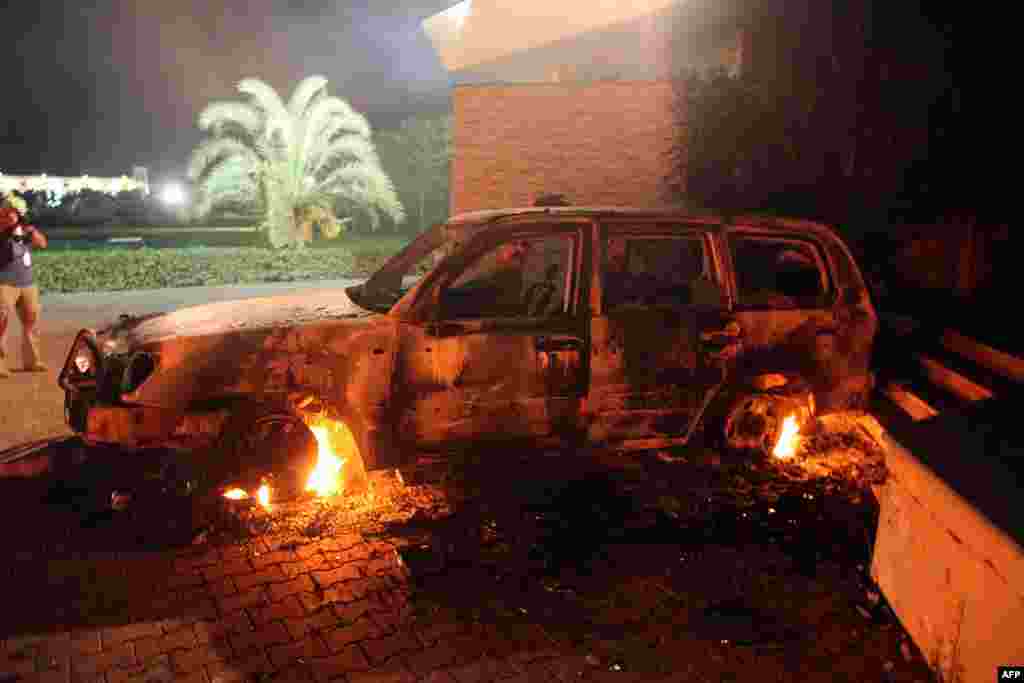 Sebuah kendaraan di konsulat AS di Benghazi dibakar oleh para demonstran Libya yang marah (11/9).