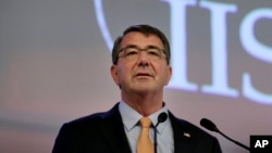 រដ្ឋមន្ត្រី​​ការពារ​ជាតិ​អាមេរិក​លោក​ Ashton Carter បាន​ធ្វើ​ការ​ថ្លែង​សុន្ទរក​ថា​អំពី «សហរដ្ឋអាមេរិក និង​ការ​ប្រឈម​ទៅ​នឹង​សុវត្ថិភាព​នៅ​តំបន់​អាស៊ីប៉ាស៊ីហ្វិក»​ នា​ថ្ងៃ​សៅរ៍ ​ទី​៣០ ខែ​ឧសភា ឆ្នាំ​២០១៥ នៅ​ប្រទេសសិង្ហបុរី។