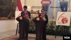 Menteri Luar Negeri Jepang Taro Kono (kiri) bersama Menlu RI Retno Marsudi dalam jumpa pers di kantor Kementerian Luar Negeri di Jakarta, Senin (25/6). (Foto: VOA/Fathiyah)