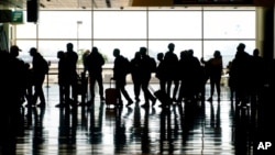 Arhiva - Putnici na međunarodnom aerodromu u Salt Lejk Sitiju, 17. marta 2021.