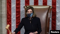 Ketua DPR AS Nancy Pelosi, memimpin pemungutan suara untuk mendakwa Presiden Donald Trump untuk kedua kalinya, seminggu setelah pendukungnya menyerbu gedung Capitol, di lantai Dewan Perwakilan Rakyat di Washington, 13 Januari 2021. (Foto: Reuters)