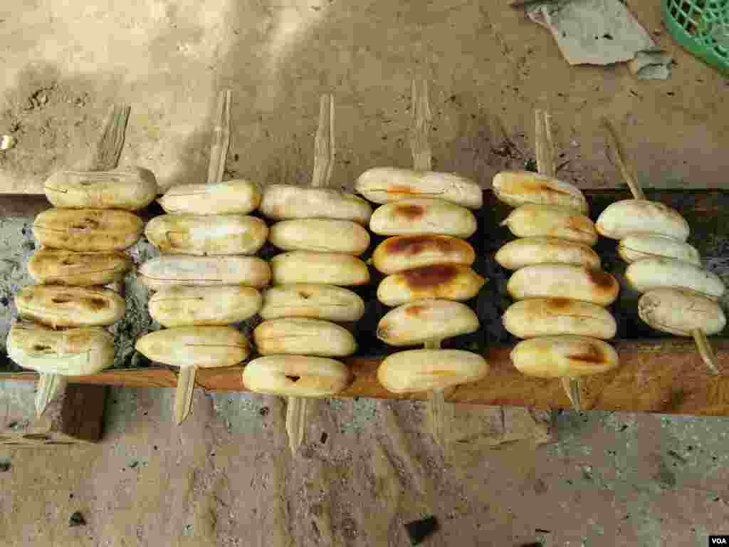 ចេកអាំងនៅភូមិស្វាយឃ្លាំង ឃុំស្វាយឃ្លាំង ស្រុកក្រូចឆ្មារ ខេត្តកំពង់ចាម នៅថ្ងៃអាទិត្យ ទី២២ ខែកក្កដា ឆ្នាំ២០១៧។ (សើ សាយ្យាណា/VOA)