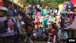 រូបឯកសារ៖ នៅ​ព្រឹក​ថ្ងៃ​ធុធ​ ទី​១៨​ ខែ​ មករា​ ឆ្នាំ​ ២០១៧​ ​ក្រុម​ប្រជា​ពល​រដ្ឋ​មក​ពី​សហគមន៍​នានា​ដែល​រងការ​​រំលោភ​បំពាន​ដីធ្លី​ បាន​មក​ប្រមូល​ផ្តុំ​នៅ​​តុលាការ​កំពូល​​ ដើម្បី​ទាម​ទារ​ដោះ​លែង​អ្នកស្រី​ ទេព​ វន្នី​ ​សកម្មជន​ការពារ​ដីធ្លី​ នៅ​តំបន់​បឹង​កក់​។​ (ហ៊ុល​ រស្មី​/VOA)