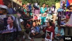 Protestors from communities suffered from land rights dispute gathered at the Supreme Court on Wednesday, January 18, 2017, calling for the release of Tep Vanny, a leading land right activist in the Boeng Kak lake area. (Hul Reaksmey/VOA Khmer) 