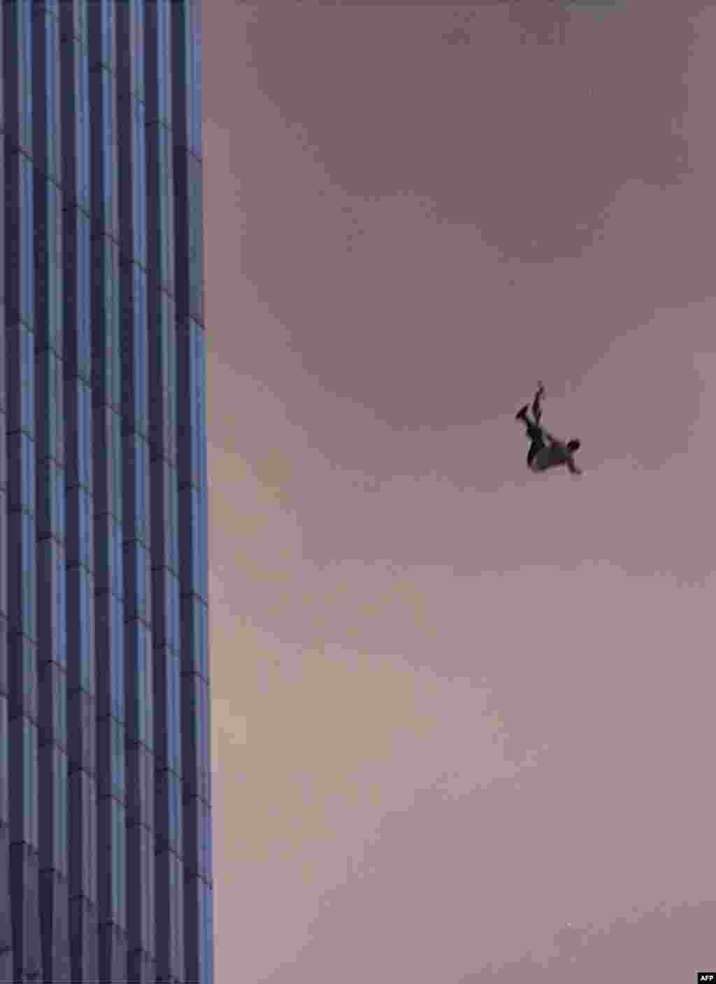 Jahon Savdo Markazi binosidan qulayotgan xodim.&nbsp;2001-yil, 11-sentabr. Nyu-York, AQSh.