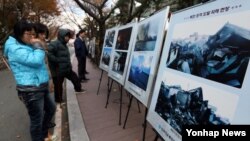 연평도 포격 3주기를 나흘 앞둔 19일 인천시 남구 수봉공원에서 관련 사진전이 열리고 있다.