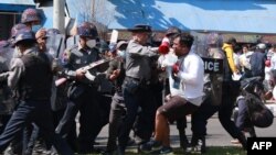 ប៉ូលិសមីយ៉ាន់ម៉ាកំពុងចាប់ខ្លួនបុរសម្នាក់ដែលចូលរួមធ្វើបាតុកម្មប្រឆាំងរដ្ឋប្រហារយោធា នៅក្រុង Mawlamyine ក្នុងរដ្ឋ Mon ថ្ងៃសុក្រ ទី១២ ខែកុម្ភៈ ឆ្នាំ២០២១។