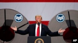 ប្រធានាធិបតីអាមេរិកលោក Donald Trump និយាយ​នៅ​ឯរោងចក្រ​ផលិតដែកថែប Granite City Works ក្នុង​ទីក្រុង​ Granite កាល​ពី​ថ្ងៃ​ទី​២៦​ ខែ​កក្កដា ឆ្នាំ២០១៨។ 