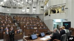 რუსეთის პრეზიდენტი ვლადიმირ პუტინი (მარჯვნიდან მეორე) დუმის ზედა პალატის სესიაზე