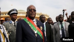 Le Président Roch Marc Kaboré quitte sa cérémonie d'investiture à Ouagadougou, 29 décembre 2015