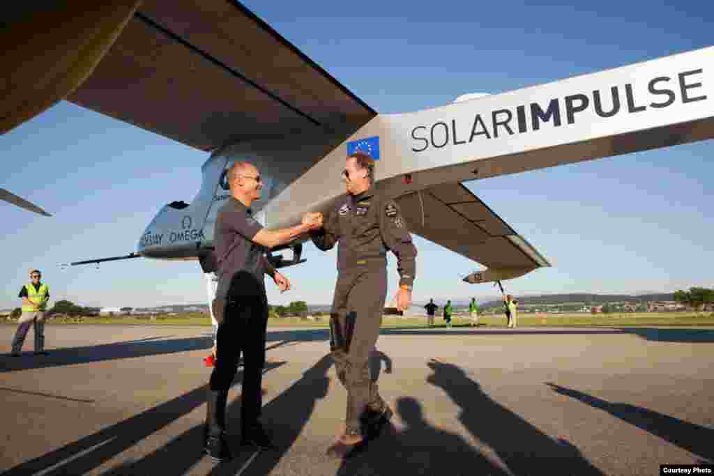 Bertrand Piccard &amp; his co-pilot Andr&eacute; Borschberg, July 2011. (Photo: Laurent Kaeser)
