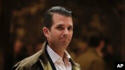 Donald Trump, Jr., putra Presiden Donald Trump, berjalan dari elevator di Trump Tower, New York (foto: AP Photo/Carolyn Kaster)