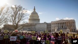 Članovi sindikata federalnih službenika protestuju ispred zgrade Kongresa na Kapitol Hilu (Foto: AP/Andrew Harnik)