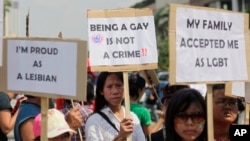 Para aktivis gay Indonesia berdemonstrasi di Jakarta untuk menuntut persamaan hak untuk kelompok LGBT. (Foto: Dok)