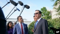 មន្រ្តី​ហិរញ្ញវត្ថុ​លោក Steven Mnuchin និយាយ​ជាមួយ​សមាជិក​សារព័ត៌មាននៅសេតវិមាន​ក្នុង​រដ្ឋ​ធានី​វ៉ាស៊ីនតោនកាលពី​ថ្ងៃទី២៦ កក្កដា ឆ្នាំ ២០១៨។