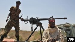 Dua tentara Somalia siaga dengan senjata mesin di atas kendaraan militer (foto: dok). Pasukan Somalia berhasil merebut pelabuhan Barawe dari Al-Shabab.