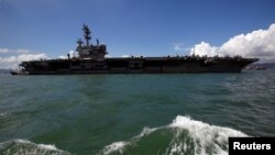 Kapal induk stasiun USS Ronald Reagan, saat berkunjung ke pelabuhan Hong Kong, China, 2 Oktober 2017. (Foto: dok).