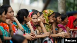 Ikki oy oldin Dakkadagi to’qimachilik fabrikasi qulashi oqibatida 1200 dan ziyod odam nobud bo’lgan, shundan beri bu yurt ishlab chiqarish sanoati tanqid ostida qolayotgan edi.