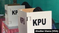 Warga menyalurkan hak pilihnya di bilik suara TPS 01 Cibinong, Bogor, dalam Pilkada 2018, 27 Juni 2018. (Foto: Ahadian Utama/VOA/ilustrasi)