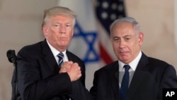 U.S. President Donald Trump, left, and Israeli Prime Minister Benjamin Netanyahu shake hands at the Israel museum in Jerusalem, May 23, 2017. 