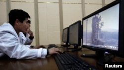 지난 2012년 4월 북한의 은하 3호 로켓 발사 당시 통제소 내 북한 과학자들이 모니터를 통해 발사대를 관찰하고 있다. (자료사진)