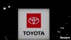 Logo dari produsen mobil terbesar di dunia, Toyota, terpampang dalam New York International Auto Show, yang digelar di Manhattan, Kota New York, pada 5 April 2023. (Foto: Reuters/David 'Dee' Delgado)