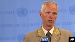 BMTning Suriyadagi kuzatuvchi missiyasi rahbari, general-mayor Robert Mud BMT qarorgohida jurnalistlar bilan suhbatlashmoqda, Nyu-York, 19-iyun, 2012-yil