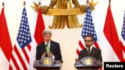 Menteri Luar Negeri Amerika Serikat John Kerry dan Menteri Luar Negeri Indonesia Marty Natalegawa dalam konferensi pers dalam kunjungan Kerry ke Jakarta, Februari 2014. (Foto: dok.)