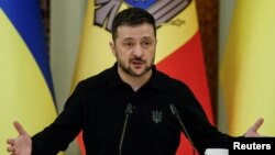 Tổng thống Ukraine Volodymyr Zelenskyy tham dự cuộc họp báo chung với Tổng thống Moldova Maia Sandu (không có trong ảnh) tại Kyiv, Ukraine ngày 25 tháng 1 năm 2025.