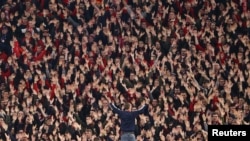 Des supporters allemands lors d'un match de Bundeslig entre le Bayern Munich et le RB Leipzig à l'Allianz Arena, Allemagne, le 9 février 2020.