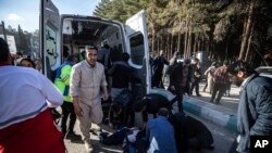 3일 카셈 솔레이마니 전 이란 혁명수비대 쿠드스군 사령관 추모 행사가 진행된 케르만에서 폭발 부상자를 사람들이 살피고 있다.