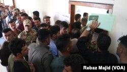 Anggota pasukan keamanan di kawasan Kurdistan, Irak, mengikuti pemungutan suara dua hari lebih awal untuk memilih anggota parlemen, 28 September 2018. 